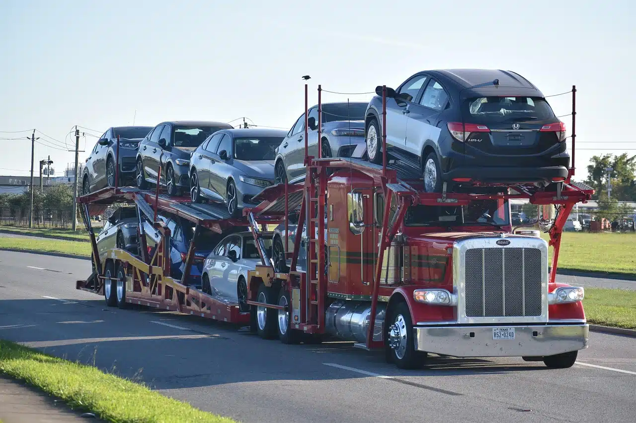 Pourquoi vous devez expédier votre voiture maintenant avant l'entrée en vigueur des tarifs de 25 % du président Trump sur le Canada